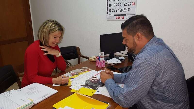 El concejal Diego Ojeda y Selene García, técnica de Inserta Empleo (Foto TA)